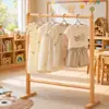 Perchero de Madera Maciza para Ropa de Niños de Pie para Dormitorio Simple Ecológico Pintura a Base de Agua Perchero Estante de Almacenamiento para Ropa de Bebé Fábrica
