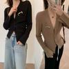 Yuran 26 Estilo Nuevo de Principios de Primavera Broche Collar Metálico Leopardo de Doble Curva Hilo de Alta Torsión Suéter de Punto Clásico Ajustado