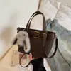 Bolso pequeño súper popular para mujer, nuevo modelo de verano 2026, bolso cruzado tipo cubo de nicho de alta gama para el día a día