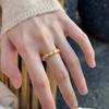 Anillo de Acero de Titanio con Incrustaciones de Diamantes y Concha Blanca con Forma de Serpiente de Entrada Vintage de Lujo Anillo Personalizado de Moda de Alta Gama para Mujer Celebridad de Internet Ins Joyería