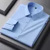 Camisa masculina de manga comprida plus size, adequada para homens de meia-idade, estilo business casual, corte solto, branca, com colarinho, estilo de abotoar na frente, resistente a amassados e fácil de cuidar