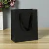 Bolsa de mano sencilla para personas mayores al por mayor bolsa de papel kraft tarjeta blanca logo imprimible bolsa de embalaje caja de regalo para tienda de ropa cosméticos