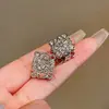 Brincos Argola Redondos Agulha de Prata Brilhantes, Estilo Minimalista, Simples e Modernos, Versáteis para o Dia a Dia, Luxo Leve, Brincos de Alta Qualidade
