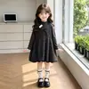 Conjunto de menina 2026 coleção outono novo: vestido fofo com estampa floral e laço, combinado com um top de base cinza - um conjunto de duas peças