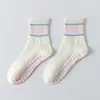Calcetines de yoga rosas para mujer, calcetines antideslizantes de media pantorrilla para deportes y fitness, calcetines de encaje sin costuras para el suelo al por mayor