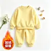 Conjunto básico de dos piezas para niños estilo coreano, color liso, con forro polar en la sudadera y pantalones largos de cintura elástica, disponible en varios colores, un conjunto cálido para otoño/invierno