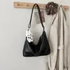 Colección Verano 2026 Bolso Tote de Cuero Suave de Gran Capacidad para Debajo del Brazo con Colgante de Conejo de Peluche, Bolso de Hombro con Correa Ancha, Bolso Versátil para Mujer