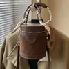 Bolsas de Diseño de Nicho para Mujer Otoño e Invierno 2025 Nuevo Estilo Estilo de Alta Gama Bolso Cruzado Versátil para Hombro y de Mano Bolso Cilíndrico