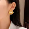 Pendientes vintage de metal con perlas y pétalos exagerados personalizados transfronterizos, pendientes elegantes, sencillos y de diseño único para mujer