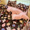 Conjunto de cama de quatro peças espesso de inverno, com tecido de veludo de leite de alta gramatura, adequado para quartos de dormitório e quartos, com um design fofo e feminino, incluindo um lençol e uma fronha