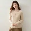 Cardigã de malha de cashmere slim-fit para mulheres, com gola halter e decote V, estilo francês com botões de pérola, um top versátil e elegante que cria um efeito emagrecedor