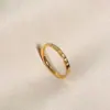 Anel de Aço Titânio Banhado a Ouro Real para Homens e Mulheres, Design Clássico Sem Desbotamento Nicho Anel Liso para Dedo Indicador de Casal com um Toque de Luxo
