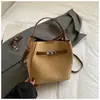 Bolsos Retro Coreanos para Mujer 2025 Nuevo Invierno de Gama Alta Versátil Bolso Cubo Exquisito Súper Popular Bolso de Hombro Cruzado