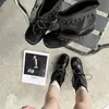 2026 Botas Curtas Pretas Plissadas Elegantes para Mulheres, Botas Calça com Salto Bloco e Tira de Rebite Vintage, Botas de Moda com Solado Grosso