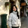 Moda de Invierno 2026 Personalidad Moderna Petite Cuello Alto Chaqueta de Algodón para Mujer Corta Gruesa Cálida Acolchada Chaqueta Abrigo