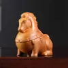 Talla en Madera de Ciprés de Acantilado Envejecido de un Caballo Tang como Adorno, Caballo del Zodiaco Coleccionable, Objeto para Sostener en la Mano, Gadget de Escritorio para Aliviar el Estrés "Riqueza Instantánea"