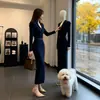 Elegante y sofisticado vestido de manga larga con cuello en V para mujer, colección otoño 2026, entallado en la cintura, adelgazante y que favorece la figura, con una falda larga engrosada y ajustada al cuerpo.