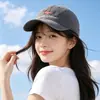 Nueva gorra de béisbol bordada de cachorro de dibujos animados lindo, versátil y estiliza el rostro, circunferencia de cabeza grande, sombrero de protección solar