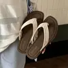 Chinelos casuais estilo coreano com trama sintética, sandálias de dedo femininas leves com sola reta e blocos de cor únicos para o verão