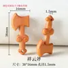 Accesorios de Madera de Durazno Espada Hacha Piezas Pequeñas Talladas a Mano Colgante para Bebé Accesorios para Joyería DIY Venta Directa de Fábrica