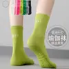 Calcetines antideslizantes de yoga para mujer, calcetines deportivos de media pantorrilla con letras, absorbentes de sudor y transpirables, calcetines de fitness Pilates, silicona de color sólido