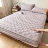 Funda de colchón acolchada de color liso, amigable con la piel, transpirable, engrosada, sábana bajera antideslizante, protector de colchón a prueba de polvo para dormitorio de estudiante, juego de tres piezas