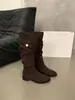 Botas apiladas de diseño nicho retro francés para mujer, colección otoño 2025, botas altas con hebillas metálicas, botines de ante sin cordones