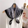 Lenço Quadrado Pequeno Azul Névoa de Primavera Estampado para Cavaleiro Alta Costura Feminino de Seda Moda Francesa para o Dia a Dia 70 Pequeno Xale