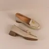 Mocassins retrô de couro macio estilo francês para mulheres, nova coleção outono 2026, sapatos elegantes de salto baixo com bico redondo e solas macias, adequados para o trajeto