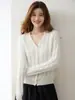 Suave cárdigan de cachemira con cuello en V estilo francés para mujer, con botones de perla, diseño de punto trenzado de doble hebra y una versátil chaqueta suéter para invierno.