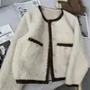 Novo estilo 2026, casaco de pele de carneiro inspirado em Chanel para mulheres, outono/inverno, color-blocking, mistura de pelo sintético e couro, jaqueta curta de pele de carneiro