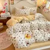 Juego de ropa de cama de cuatro piezas de terciopelo de leche engrosado de grado A con estampados de dibujos animados, que incluye una funda de edredón y una sábana bajera, adecuado para otoño e invierno, y diseñado para dormitorios estudiantiles