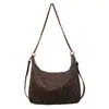 Bolsa transversal com estampa de leopardo para mulheres, um item de grande sucesso em 2026, apresentando um design moderno e versátil com alça de corrente, adequada para carregar sob o braço ou como bolsa de mão.