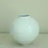 Jarrón Redondo Blanco Adornos de Alta Calidad Adornos de Flores para Sala de Estar Cerámica Cruda Retro Tarro de Luna Decoración Zen para Casa de Huéspedes