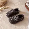 Zapatos Planos de Lunares para Niña 2026 Otoño/Invierno Nuevos Estilo Coreano Zapatos de Algodón Cálidos de Felpa para Bebé Mocasines para Niños Pequeños Modernos