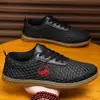 Atacado do fabricante sapatos Tai Chi de couro estilo chinês para homens e mulheres, sapatos casuais leves e confortáveis, sapatos de artes marciais com sola plana e malha respirável