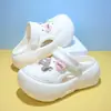 Sapatos com Furos de Cachorrinho Fofo de Solado Grosso Feminino Novo Estilo Verão Outdoor Antiderrapante à Prova de Odor Sapatos de Praia para Litoral Sandálias que Aumentam a Altura