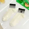 Calcetines calcetines cortos para mujer primavera y verano finos a rayas letra R calcetines de algodón transpirables absorbentes de sudor casual comodín calcetines de tobillo bajo tipo mocasín venta al por mayor