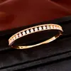Pulseira com fecho circular oco de duas camadas em zircônia banhada a ouro 18K real, toque de luxo leve de alta qualidade, joia feminina personalizada