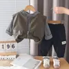 Chaqueta Chaleco de Cuero de Moda para Niños Conjunto de Tres Piezas Atuendo de Primavera 2026 Nueva Ropa Elegante de Primavera/Otoño para Niños Jeans de Bebé