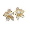 Aretes de botón de flor de perla natural y circonita dorados en oro real, aretes de moda y elegantes, estilo de lujo ligero con un diseño único, aretes de nicho