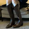 Versão em Couro~Botas de Cavaleiro de Cano Alto com Rebites e Gola V Retrô Botas de Cowboy Ocidental Femininas Bico Fino Salto Bloco Botas Longas Acima do Joelho