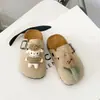 Sandalias cómodas tipo Birkenstock de dibujos animados para niñas, nuevas de moda 2026, mules versátiles de suela gruesa