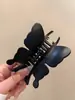 Pinza para el pelo de plástico de Corea del Sur con diseño simple para mujer, con forma de mariposa, para la nuca, grande, combinable con todo, 2024, recién llegada.