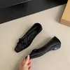 Sapatilhas femininas de estilo francês e delicadas, novo modelo outono 2025, combinadas com saias, sapatos rasos de bico fino com laço