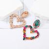 Moda europea y americana exagerada personalidad moderna creativa aleación diamante color amor clip para la oreja en forma de corazón aretes colgantes grandes para mujer