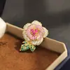 Broche Pequeño de Camelia Clásico de Alta Gama Incrustado con Piedras Chapado en Oro Tricolor Elegante Broche de Solapa de Rosa para Mujer