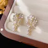 Pendientes de Borla de Perla con Pétalos Incrustados de Diamantes de Moda Sencilla para Mujer con Lujo Ligero y Diseño Único Pendientes al por Mayor