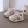 Sapatos para bebês e crianças pequenas para meninos, estilo primavera e outono, sapatos macios antiderrapantes para bebês, sapatos esportivos respiráveis de malha para crianças, meninas
