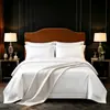 80% Algodón 20% Poliéster 80S Satén de Doble Hilo Ropa de Cama de Hotel Artículos Individuales Hotel Casa de Huéspedes Volante de Borde Ancho Funda de Edredón Sábana Funda de Almohada